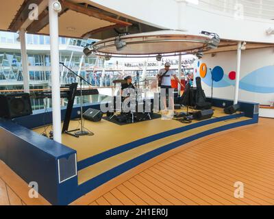 Cape Canaveral, USA - 30. April 2018: Die musikalische Jazzband auf dem Oberdeck mit Schwimmbädern auf dem Kreuzfahrtdampfer Oasis of the Seas von Royal Caribbean Doc Stockfoto