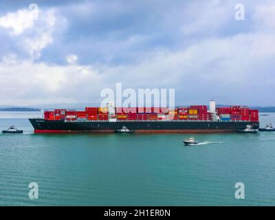 Panama-Kanal, Panama - 7. Dezember 2019: Das Containerschiff am Panama-Kanal. Stockfoto