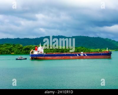 Panama-Kanal, Panama - 7. Dezember 2019: Das Containerschiff am Panama-Kanal. Stockfoto