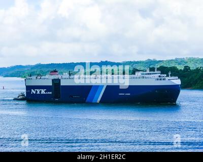 Panama-Kanal, Panama - 7. Dezember 2019: Das Containerschiff am Panama-Kanal. Stockfoto