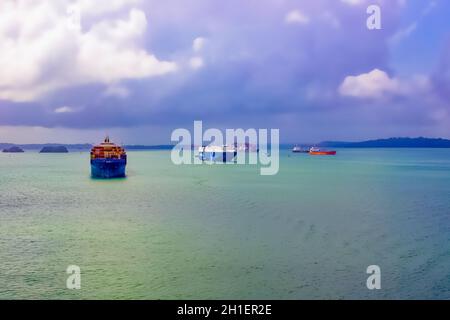 Panama-Kanal, Panama - 7. Dezember 2019: Maersk Line Containerschiff am Gatun See in der Nähe des Panama-Kanals. Es ist der weltweit größte Container shippin Stockfoto