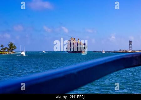 Fort Lauderdale - 1. Dezember 2019: Das Containerschiff im Hafen von Fort Lauderdale, Florida Stockfoto