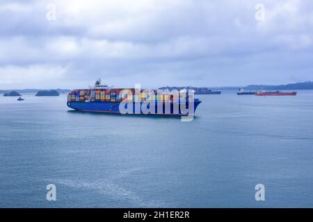 Panama-Kanal, Panama - 7. Dezember 2019: Maersk Line Containerschiff am Gatun See in der Nähe des Panama-Kanals. Es ist der weltweit größte Container shippin Stockfoto