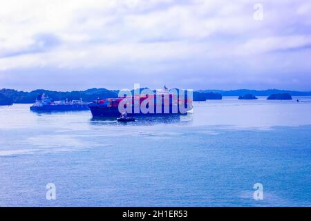 Panama-Kanal, Panama - 7. Dezember 2019: Maersk Line Containerschiff am Gatun See in der Nähe des Panama-Kanals. Es ist der weltweit größte Container shippin Stockfoto