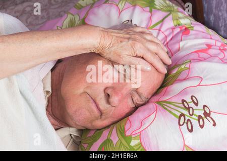 Ältere 80 plus Jahre alter Mann in einem Bett. Krankheit, Altern, ungesunde Konzepte Stockfoto