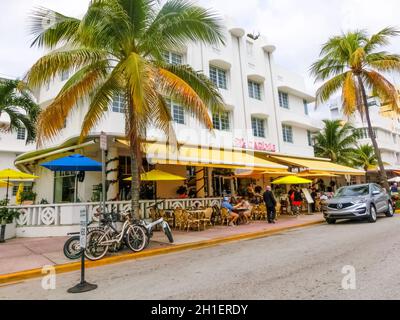 Miami, Vereinigte Staaten von Amerika - 30. November 2019: Carlyle Hotel am Ocean Drive in Miami Beach, Florida. Die Art déco-Architektur in South Beach ist eine davon Stockfoto