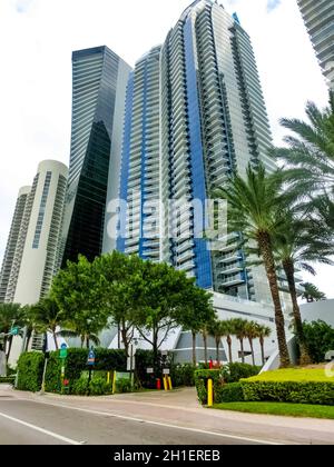 Miami, Vereinigte Staaten von Amerika - 30. November 2019: Straße mit berühmten Hotels an der Collins Avenue in Miami Beach Stockfoto