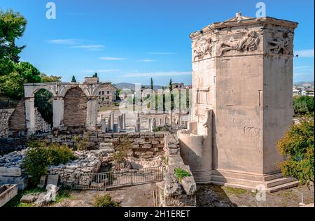 Die Ruinen der römischen Agora, nördlich der Akropolis von Athen, in Griechenland. Der Turm der Winde dominiert das Bild. Stockfoto