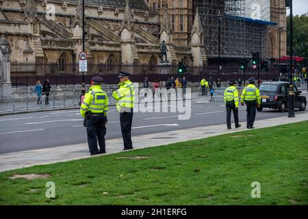 London, Großbritannien. Oktober 2021. Polizisten patrouillieren auf dem Parliament Square. Die Abgeordneten werden an einem Gottesdienst für ihre ehemaligen Kollegen David Amess, Abgeordneter von Southend West, teilnehmen, der am 15. Oktober in der Chirurgie in seinem Wahlkreis ermordet wurde. Später heute werden die Abgeordneten an einem Gottesdienst in der St. Margaret's Church in Westminster teilnehmen, um ihrem ehemaligen Kollegen Tribut zu zollen. Kredit: Stephen Chung/Alamy Live Nachrichten Stockfoto