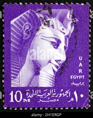 ÄGYPTEN - UM 1961: Eine in Ägypten gedruckte Briefmarke zeigt Pharao Ramses II., Kopf einer kolossalen Statue von Memphis, um 1961 Stockfoto