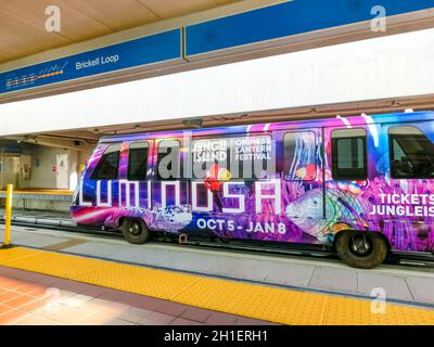 Miami, USA - 30. November 2019: Skytrain Mover Wagon tagsüber in Downtown Miami. Stockfoto