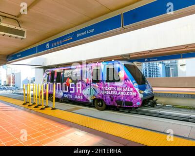 Miami, USA - 30. November 2019: Skytrain Mover Wagon tagsüber in Downtown Miami. Stockfoto