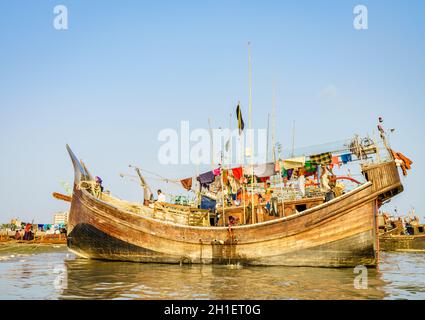 Chittagong, Bangladesch, 22. Dezember 2017: Traditionelles Fischerboot im Hafen des Karnaphuli River in Chittagong, Bangladesch Stockfoto