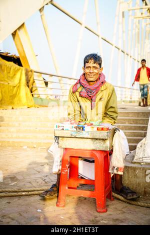 Chittagong, Bangladesch, 22. Dezember 2017: Porträt eines Straßenverkäufers, der traditionelle Snacks in der Nähe des Hafens von Chittagong verkauft. Stockfoto