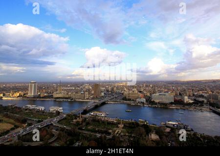 Kairo, Ägypten - MÄRZ 25: Nachmittag Stadtbild von Kairo am August 25, 2010. Stadtzentrum nachmittag Panorama vom hohen Turm in Kairo, Ägypten. Stockfoto