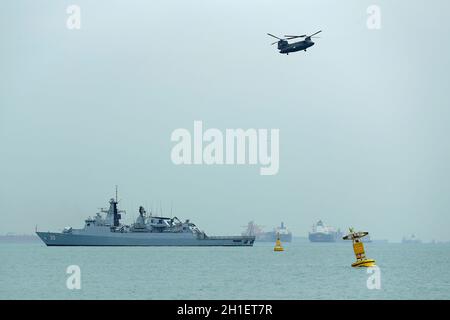 KD Lekiu (30) von der Royal Malaysian Navy und einem Hubschrauber der Republic of Singapore Air Force Chinook, der während der fünf Power Defense Arrangements (FPDA) zum 50-jährigen Jubiläum von Flypast- und Marineschiffen über den Gewässern vor der Marina South gesehen wurde.die fünf Mitgliedsländer der Power Defense Arrangements (FPDA) - Australien, Malaysia, Neuseeland, Singapur, Und das Vereinigte Königreich - wird in diesem Jahr an den 50. Jahrestag der FPDA erinnern, mit einem Flypast und einem Marineschiff, das von den Mitgliedsländern am Ende der Übung Bersama Gold 2021 gezeigt wird. Stockfoto