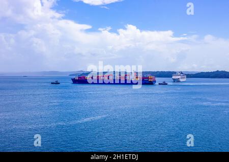 Panama-Kanal, Panama - 7. Dezember 2019: Maersk Line Containerschiff am Gatun See in der Nähe des Panama-Kanals. Es ist der weltweit größte Container shippin Stockfoto