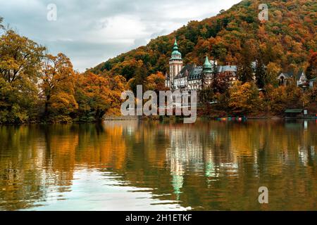 Herbst am Hamori See in Miskolc Lillafaled mit dem Schloss und Reflexion . Stockfoto