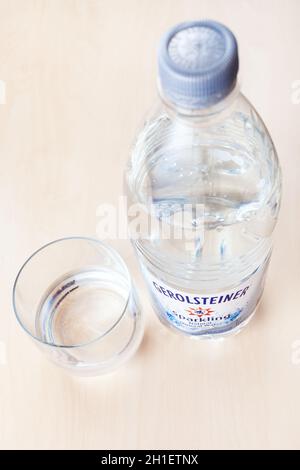 MOSKAU, RUSSLAND - 10. MAI 2020: Plastikflasche mit Gerolsteiner Sprudel-Mineralwasser und Glas an Bord. Gerolsteiner ist deutsch natürlich kohlensäurehaltige Stockfoto
