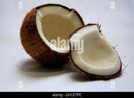 salvador, bahia / brasilien - 19. Mai 2020: Gebrochene trockene Kokosnuss. *** Ortsüberschrift *** Stockfoto