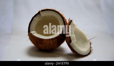 salvador, bahia / brasilien - 19. Mai 2020: Gebrochene trockene Kokosnuss. *** Ortsüberschrift *** Stockfoto