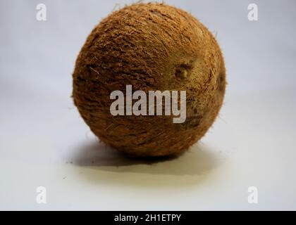 salvador, bahia / brasilien - 19. Mai 2020: Trockene Kokosnuss. *** Ortsüberschrift *** Stockfoto