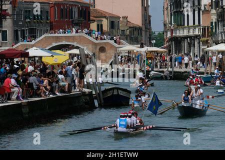 Ruderer kommen am Cannaregio-Kanal an, um am Vogalonga in Venedig, Italien, am 09. Juni 2019 teilzunehmen. (MVS) Stockfoto