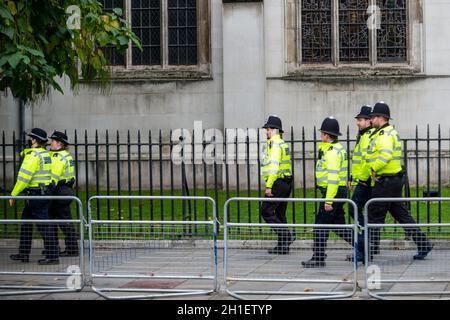 London, Großbritannien. Oktober 2021. Polizisten patrouillieren auf dem Parliament Square. Die Abgeordneten werden an einem Gottesdienst für ihre ehemaligen Kollegen David Amess, Abgeordneter von Southend West, teilnehmen, der am 15. Oktober in der Chirurgie in seinem Wahlkreis ermordet wurde. Später heute werden die Abgeordneten an einem Gottesdienst in der St. Margaret's Church in Westminster teilnehmen, um ihrem ehemaligen Kollegen Tribut zu zollen. Kredit: Stephen Chung/Alamy Live Nachrichten Stockfoto