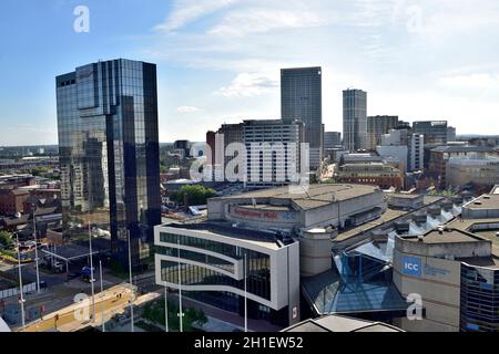 Sehen Sie sich die Symphony Hall und hohe Gebäude über die Skyline von Birmingham, Großbritannien, an Stockfoto
