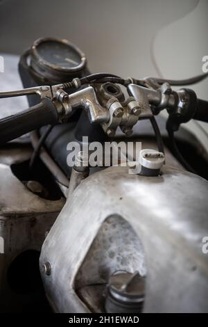 Nahaufnahme eines Vintage Motorrad Lenker Dreifach Baum. Stockfoto