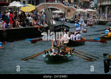 Ruderer kommen am Cannaregio-Kanal an, um am Vogalonga in Venedig, Italien, am 09. Juni 2019 teilzunehmen. (MVS) Stockfoto