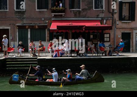 Ruderer kommen am Cannaregio-Kanal an, um am Vogalonga in Venedig, Italien, am 09. Juni 2019 teilzunehmen. (MVS) Stockfoto