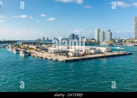 Miami, FL, Vereinigte Staaten - 28. April 2019: Termian Insel Blick vom Kreuzfahrtschiff in Biscayne Bay, Miami, Florida, Vereinigte Staaten von Amerika. Stockfoto
