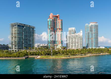 Miami, FL, USA - 28. April 2019: Luxus Hochhaus-Eigentumswohnungen auf dem Florida Intra-Coastal Waterway in Miami Beach, Florida, USA. Der Süden Stockfoto