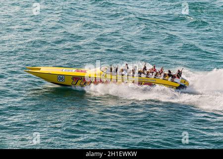 Miami, FL, USA - 28. April 2019: Touristen genießen eine High-Speed-Sightseeing-Tour durch Miami und Miami Beach in einem Motorboot in Miami, USA. Stockfoto