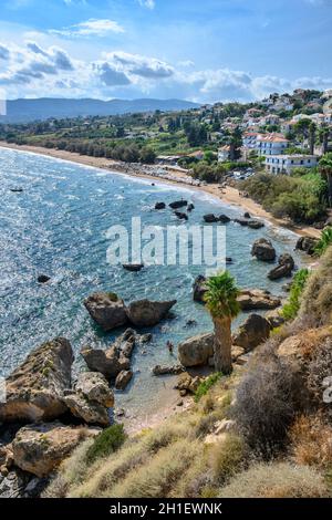 Blick von der venezianischen Festung auf den Zagka-Strand bei Koroni, Messinia, an der Südspitze des Peloponnes, Griechenland. Stockfoto