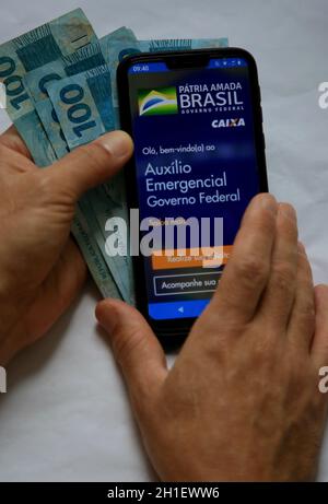 salvador, bahia / brasilien - 18. Mai 2020: Person wird beim Nothilfeantrag der Bundesregierung für betroffene Bürger gesehen Stockfoto