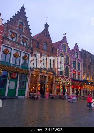 Brügge, Belgien - 13. Dezember 2017: Die Menschen gehen am 13. Dezember 2017 auf den Marktplatz von Brügge, Belgien Stockfoto