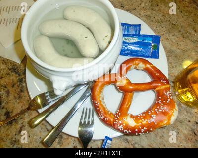 München, 16. Mai 2016: Die bayerischen Würste am 16. Mai 2016 im Lebensmittelgericht auf dem münchner Flughafen in München Stockfoto