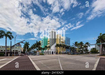 Miami, FL, USA - 19. April 2019: Das Leben auf der Straße und die Architektur von Miami. Hummer Bar Sea Grill an der Kreuzung der 5 Street und Washington Ave. Stockfoto