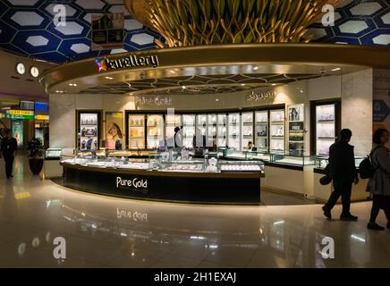 ABU DHABI, VEREINIGTE ARABISCHE EMIRATE, APRIL 09,2019: Der Flughafen Das ist der Duty-free-Bereich von Terminal 3, wo Sie Alkohol, Zigaretten kaufen kann, chocolat, Juwel Stockfoto