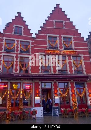 Brügge, Belgien - 13. Dezember 2017: Die Menschen gehen am 13. Dezember 2017 auf den Marktplatz von Brügge, Belgien Stockfoto