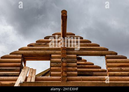 Der obere Teil des zweiten Stockwerks eines Blockhauses befindet sich im Bau. Hochwertige Fotos Stockfoto