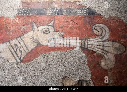 Barcelona, Spanien - 26. Dezember 2019: Quadruped mit Fleur-de-Lis von Sant Joan de Boi. Detail des Kopfes. Nationales Kunstmuseum von Katalonien, Barcelona, Spai Stockfoto