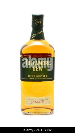PRAG, TSCHECHISCHE REPUBLIK - 20. MAI 2020: Volle Flasche Tullamore Dew irish Whiskey auf weißem Hintergrund. Tullamore Dew ist eine Marke von irischen Whiskey Pro Stockfoto