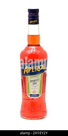 PRAG, TSCHECHISCHE REPUBLIK - 20. MAI 2020: Volle Aperol-Flasche auf weißem Hintergrund. Aperol ist ein klassischer italienischer Bitter-Aperitif mit oranger Farbe Stockfoto