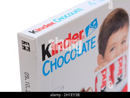 PRAG, TSCHECHISCHE REPUBLIK - 20. MAI 2020: Schachtel mit Kinder-Schokolade kleine Tafeln auf weißem Hintergrund isoliert. Es wird von italienischen multinationalen Unternehmen produziert Stockfoto