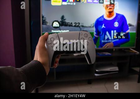 Afyonkarahisar, Türkei - 14. September 2021: Mann hält den PlayStation 5-Controller in der Hand. Stockfoto