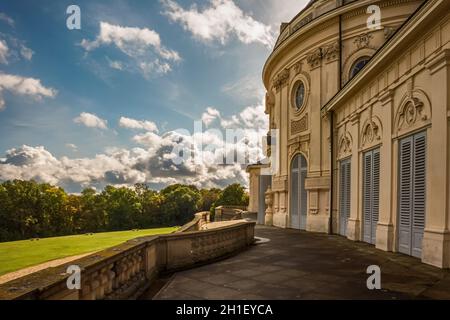 STUTTGART, DEUTSCHLAND - SEPTEMBER 28,2019: Schloss Solitude Dieses kleine, historische Schloss ist in der Nähe von Weilimdorf und Gerlingen. Er im Holz ist. Stockfoto