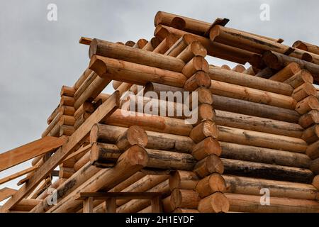 Obergeschoss eines Holzblockhauses im Bau. Hochwertige Fotos Stockfoto